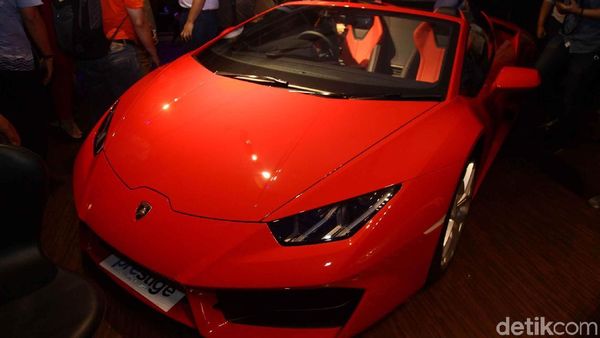 Lamborghini Huracan Spyder Mengaspal di Jakarta