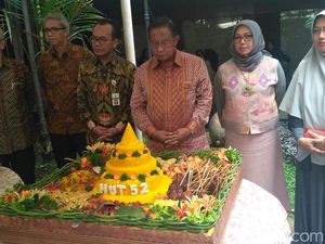 Rayakan HUT Kemenko, Darmin Potong Tumpeng dan Selfie Ria