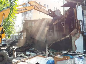 Serobot Jalan, 11 Bangunan di Surabaya Dibongkar Serobot Jalan, 11 Bangunan di Surabaya Dibongkar