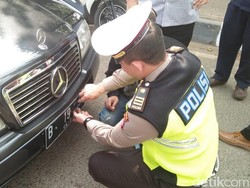Polisi Tilang Penunggak Pajak dan Pemasang Stiker di Pelat Nomor