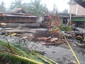 Gelombang Pasang Rusak Rumah Makan di Pantai Kaur Bengkulu