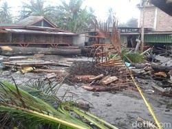 Gelombang Pasang Rusak Rumah Makan di Pantai Kaur Bengkulu