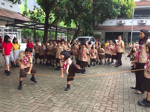 Ekspresi Happy Anak-anak Saat Main Lompat Tali
