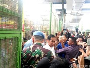 Blusukan di Yogya, Jokowi Janji Renovasi Pasar Prawirotaman Blusukan di Yogya, Jokowi Janji Renovasi Pasar Prawirotaman