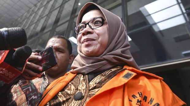 Tersangka suap yang juga Wakil Ketua Komisi VII DPR Eni Maulani Saragih, di gedung KPK, Jakarta, Senin (24/7).