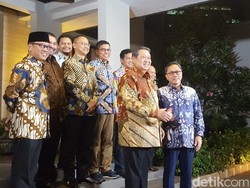 Bahas Koalisi, SBY Sambut Zulkifli Hasan di Depan Rumah