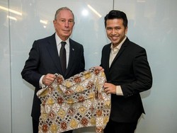 Kunjungi New York, Emil Hadiahi Michael Bloomberg Batik Trenggalek