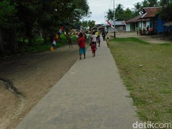 Perjalanan Menantang ke Desa Enem Papua yang Baru Disetrum PLN