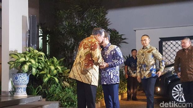 Bahas Koalisi, SBY Sambut Zulkifli Hasan di Depan Rumah