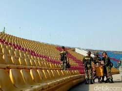Suporter merusak kursi dan melempar ke lapangan karena kecewa terhadap Managemen pasca Laskar Wong Kito menelan pil pahit di kandang sendiri dengan skor 3-0.