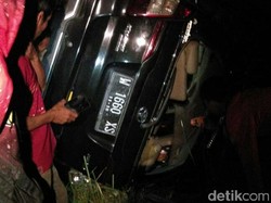 Mobil Rem Blong Tabrak Tebing Lalu Terguling, 5 Wisatawan Luka