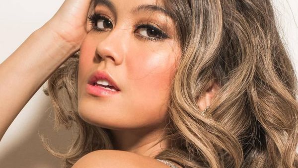 Seperti Ini Gaya Raisa Hingga Agnez Mo Pose Sakit Kepala yang Lagi Tren