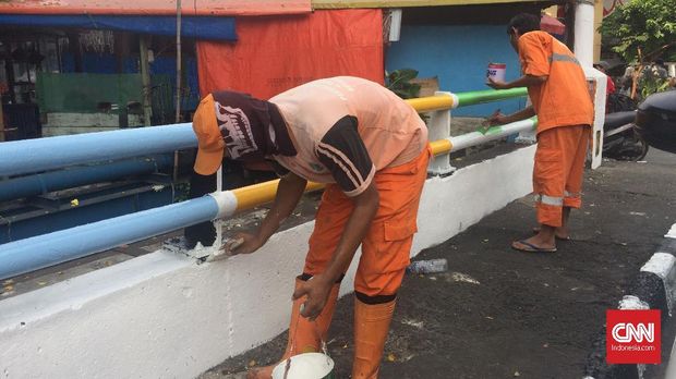 Petugas PPSU menghias jembatan bertema Asian Games di depan kantor Kelurahan Paseban, Jakpus, Rabu (24/7).