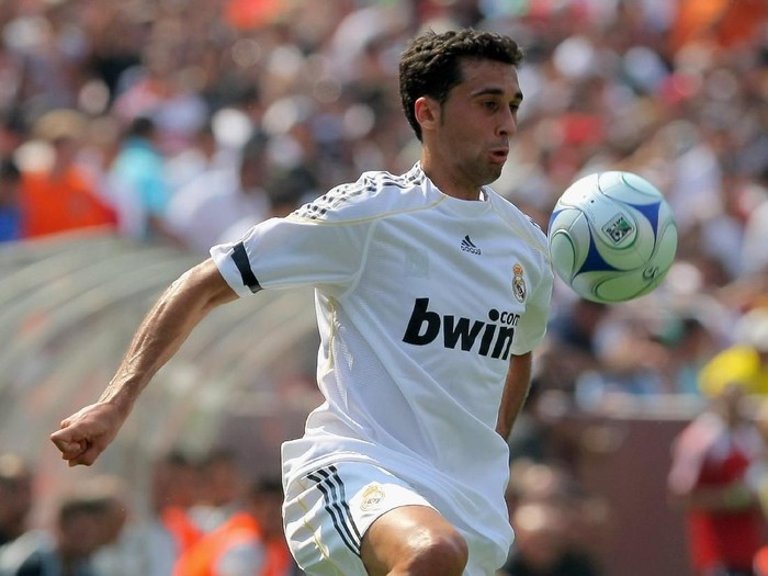 LANDOVER, MD - AUGUST 09:  Alvaro Arbeloa #16 of Real Madrid controls the ball against D.C. United during action at Fed Ex Field on August 9, 2009 in Landover, Maryland. Real Madrid defeated D.C. United 3-0 in the friendly match.  (Photo by Doug Pensinger/Getty Images)