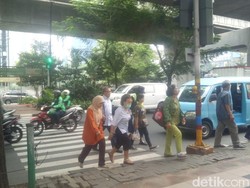 Banyak Kendaraan Nyelonong di Pelican Crossing Mal Ambassador