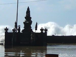 Gelombang Tinggi Terjang Bangunan di Pantai Padanggalak Bali