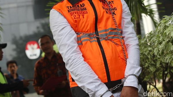 Tuntut Kasus Newmont , Pria Merantai dan Memborgol Diri