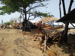 Gelombang Pasang Hancurkan Lapak Pedagang di Pantai Garut