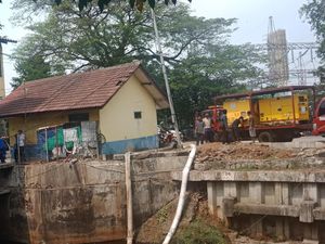 Kurangi Bau, 28 Pompa Air Dipasang di Sepanjang Kali Item