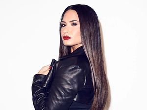 Demi Lovato Dilamar Pakai Cincin Berlian Rp 3,6 Miliar Demi Lovato Dilamar Pakai Cincin Berlian Rp 3,6 Miliar
