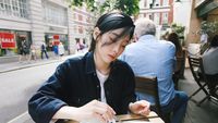Mengintip Gaya Ngeteh hingga Menghias Cake Taeyeon SNSD yang Cantik