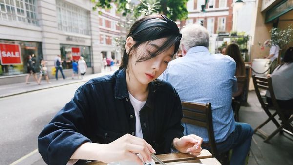 Mengintip Gaya Ngeteh hingga Menghias Cake Taeyeon SNSD yang Cantik