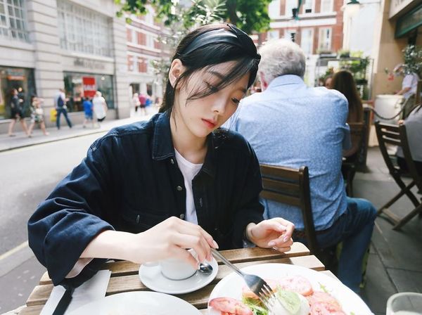 Mengintip Gaya Ngeteh hingga Menghias Cake Taeyeon SNSD yang Cantik