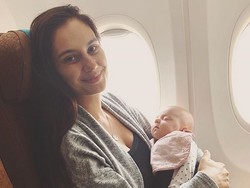 Antengnya Anak Marissa Nasution Saat Naik Pesawat