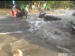 Gelombang Tinggi, Ombak di Pangandaran Naik hingga Jalan Raya