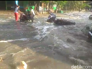 Gelombang Tinggi, Ombak di Pangandaran Naik hingga Jalan Raya Gelombang Tinggi, Ombak di Pangandaran Naik hingga Jalan Raya