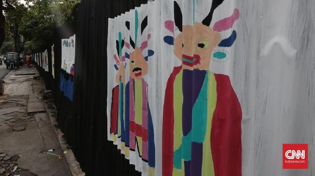 Mural hasil karya pasukan oranye, di elurahan kemang terihat sedang melukis di pinggir jalan Kemang Utara, Jakarta, belum lama ini. (CNN Indonesia/Andry Novelino)