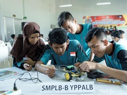 Melihat Siswa SMP Tuna Rungu Adu Canggih Robot Soccer Rakitannya
