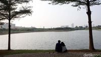 Bermain dan Bersantai di Taman Waduk Ria Rio