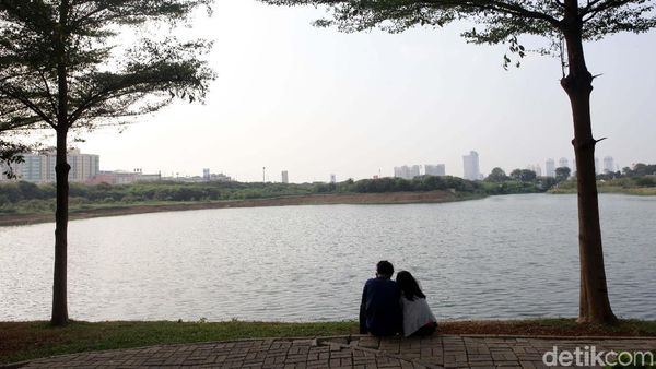 Bermain dan Bersantai di Taman Waduk Ria Rio