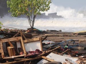 Gelombang Tinggi Palabuhanratu, Warung Rusak dan Perahu Hilang Gelombang Tinggi Palabuhanratu, Warung Rusak dan Perahu Hilang