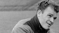 Barcelona membajak transfer Laszlo Kubala dari Real Madrid pada 1950. El Real sudah menawarkan sebuah kontrak ke Kubala, tapi Barcelona datang dan menawarkan gaji yang lebih besar. Barca juga mempekerjakan saudara Kubala sebagai pelatih dan menanggung biaya hidup si pemain. Kubala kini jadi legenda di Barca dan klub membuatkannya patung di area Camp Nou. (Foto: Instagram @diegoalvera)