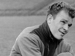 Barcelona membajak transfer Laszlo Kubala dari Real Madrid pada 1950. El Real sudah menawarkan sebuah kontrak ke Kubala, tapi Barcelona datang dan menawarkan gaji yang lebih besar. Barca juga mempekerjakan saudara Kubala sebagai pelatih dan menanggung biaya hidup si pemain. Kubala kini jadi legenda di Barca dan klub membuatkannya patung di area Camp Nou. (Foto: Instagram @diegoalvera)