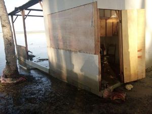 Gelombang Tinggi Hantam Pacitan Lagi, Kios Cetak Foto Menghilang