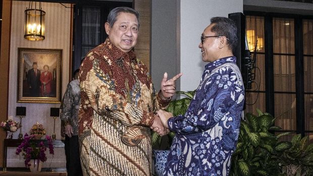 Ketua Umum Partai Demokrat Susilo Bambang Yudhoyono (SBY) menerima Zulkifli Hasan, di kediaman SBY, di kawasan Mega Kuningan, Jakarta, Rabu (25/7).