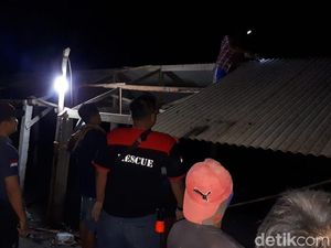 Warung-warung di Pantai Bantul Rusak Diterjang Gelombang Tinggi Warung-warung di Pantai Bantul Rusak Diterjang Gelombang Tinggi