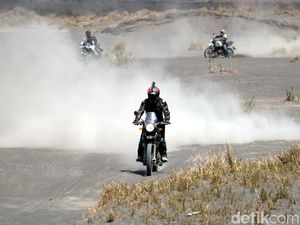 Jelajah Lautan Pasir Bromo, Terabas Saja!