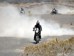 Jelajah Lautan Pasir Bromo, Terabas Saja!