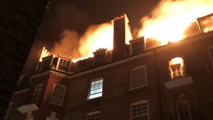 Foto: Kebakaran Landa 1 Blok Flat Mewah di London