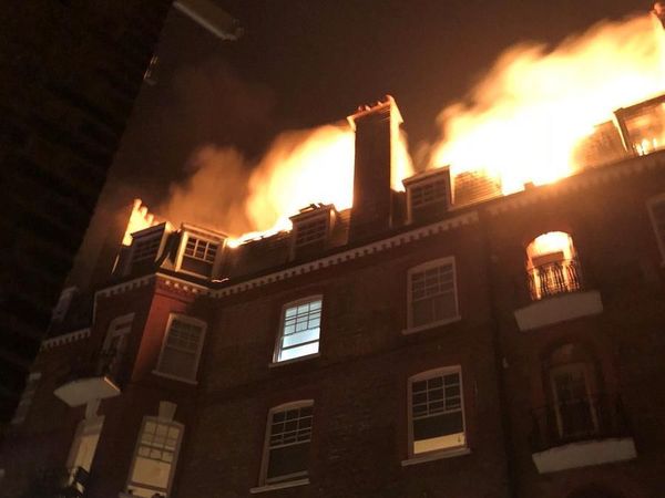 Foto: Kebakaran Landa 1 Blok Flat Mewah di London