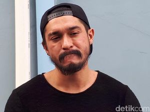 Tampil Berkumis, Miller Khan Makin Macho?