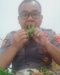 Begini Aksi Polisi yang Tiru Gaya Makan DJ Butterfly