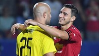 Matteo Darmian memeluk Jose Reina seusai pertandingan yang dimenangkan MU. Robert Hanashiro-USA TODAY Sports.