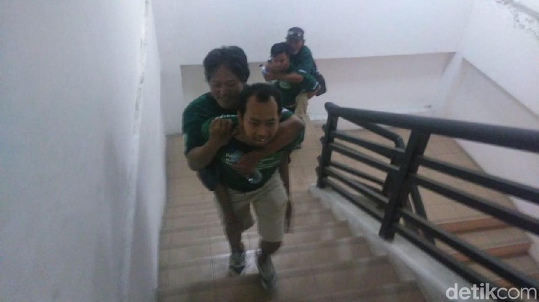 Perjuangan Suporter Difabel Demi Nonton Laga Persebaya vs Persib