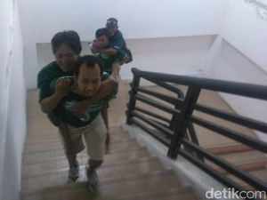 Perjuangan Suporter Difabel Demi Nonton Laga Persebaya vs Persib