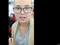 Mahasiswi Berdiri di Pesawat Demi Tunda Deportasi Warga Afghanistan